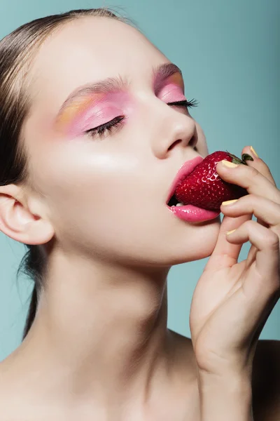 Pretty girl with strawberry. — Stock Photo, Image