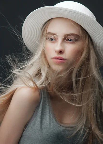 Mujer rubia en sombrero blanco —  Fotos de Stock