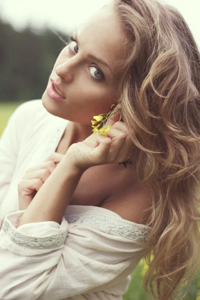 꽃과 함께 섹시 한 금발 — 스톡 사진