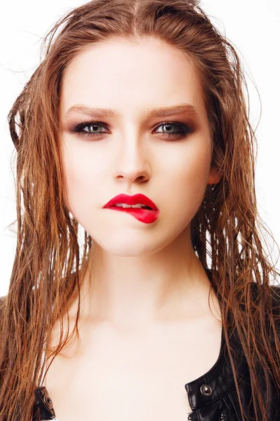 Flicka med ljusa make-up i rock stil — Stockfoto