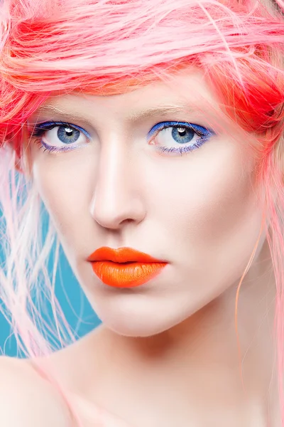 Model with bright  makeup and  pink hair — Stock Photo, Image