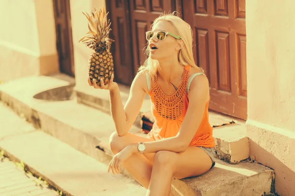 Krásná dívka se bavit s ananasem — Stock fotografie