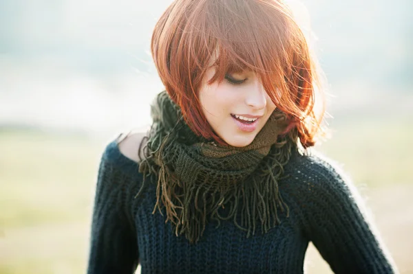 Chica con el pelo rojo usando un jersey caliente — Foto de Stock