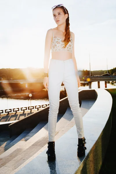 흰 바지에 아름 다운 여자 — 스톡 사진