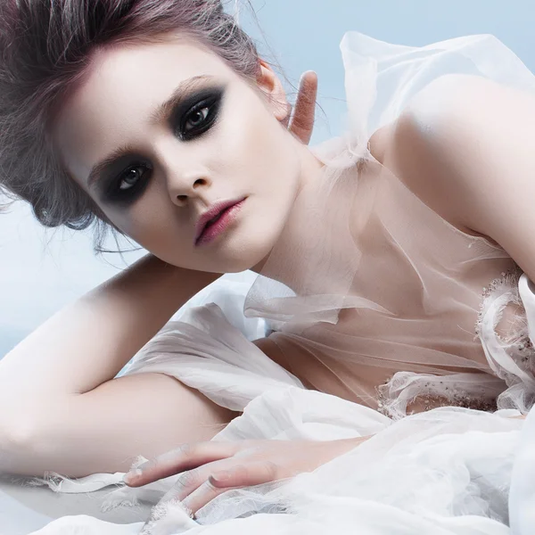 Vrouw met make-up in witte jurk — Stockfoto