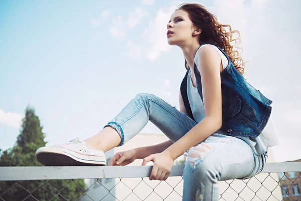 Hermosa joven con el pelo rizado — Foto de Stock