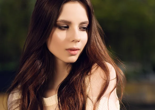 Brünette Frau mit langen Haaren — Stockfoto