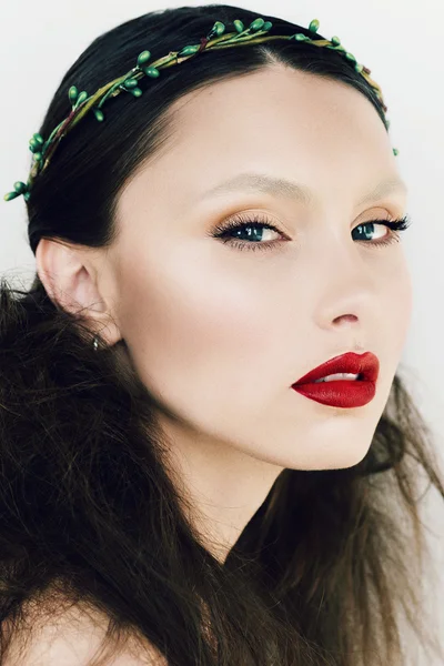 Mooi meisje met rode lippenstift — Stockfoto