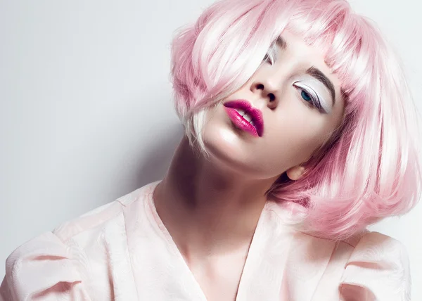 Mujer joven con el pelo corto rosa — Foto de Stock