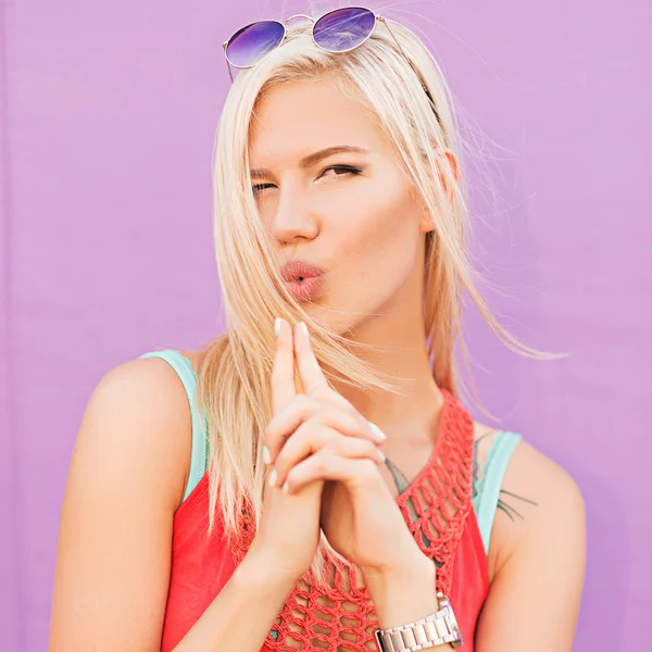 Blond meisje met zonnebril — Stockfoto
