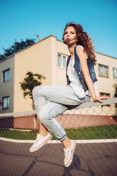 Menina bonita com cabelo encaracolado — Fotografia de Stock