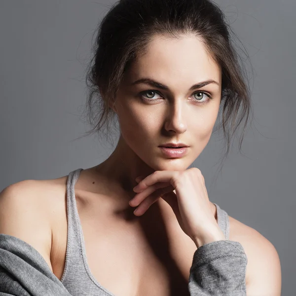 Mujer joven en ropa gris casual — Foto de Stock