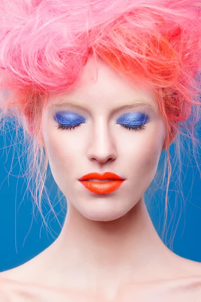 Model with bright  makeup and  pink hair — Stock Photo, Image