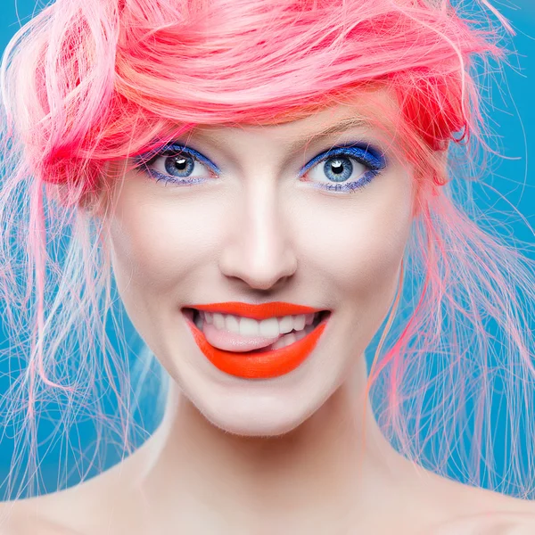 Model z różowymi włosami i warg — Zdjęcie stockowe