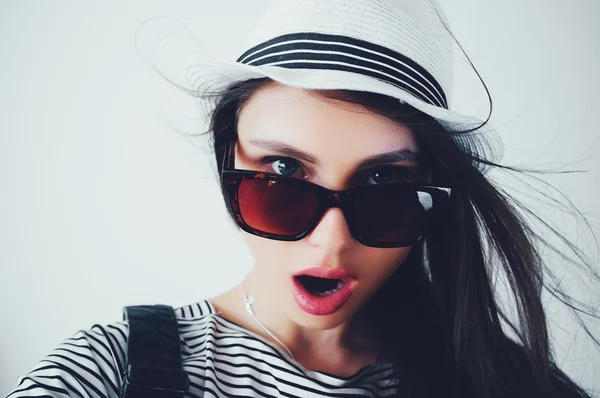 Mujer en sombrero a rayas y gafas de sol — Foto de Stock