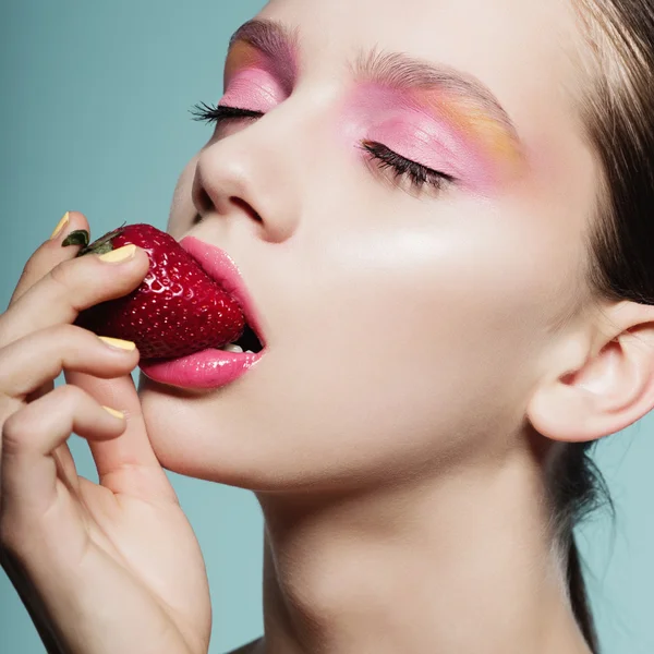 Pretty girl with strawberry. — Stock Photo, Image