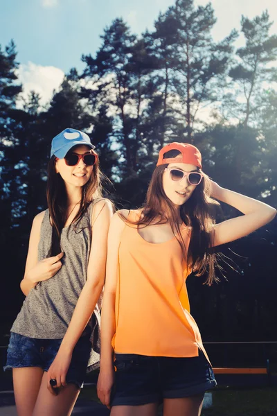 Jeunes filles en casquettes et lunettes de soleil — Photo