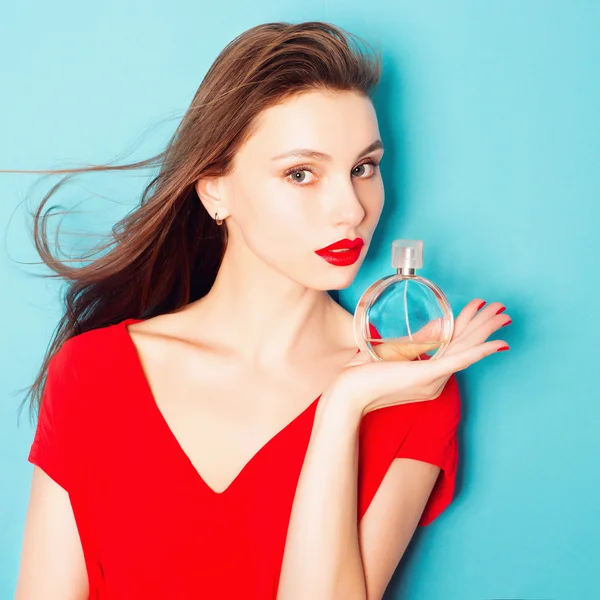 Brunette vrouw met een fles parfum — Stockfoto