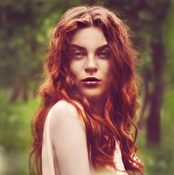 Jovem com cabelo vermelho — Fotografia de Stock