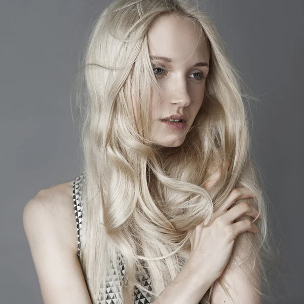 Girl with  healthy long hair — Stock Photo, Image