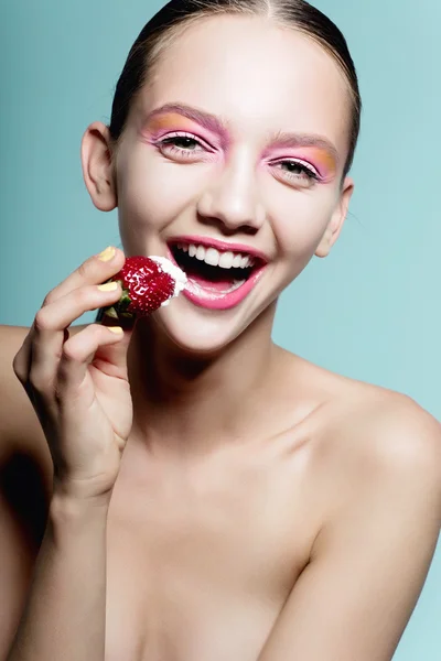 Hübsches Mädchen mit Erdbeere. — Stockfoto
