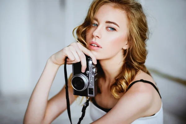 Woman  with vintage retro camera — Stock Photo, Image