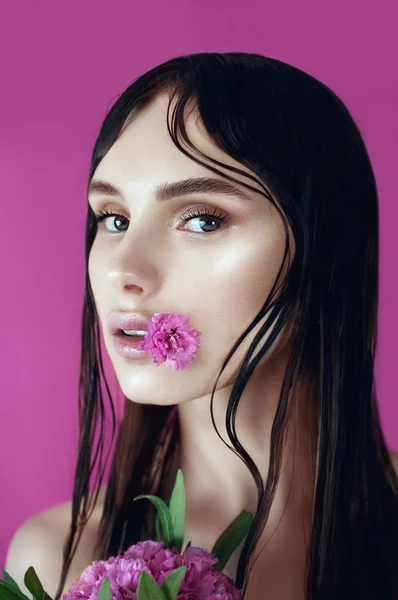 Брюнетка дівчина з рожевими квітами — стокове фото