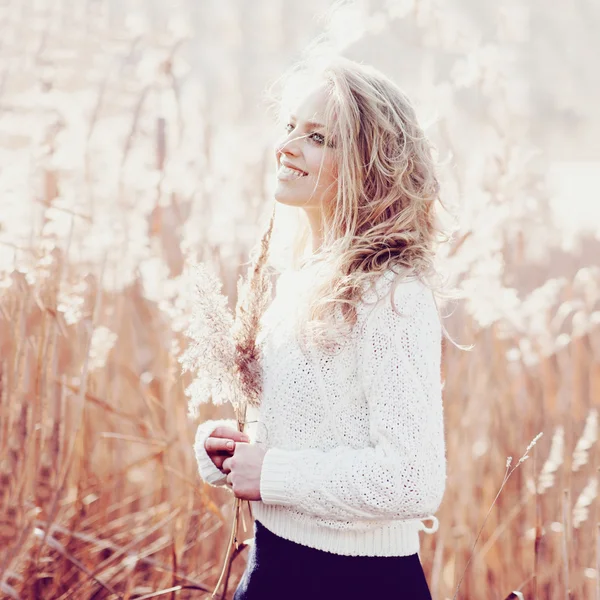 Blonde girl in a field — Stock Photo, Image