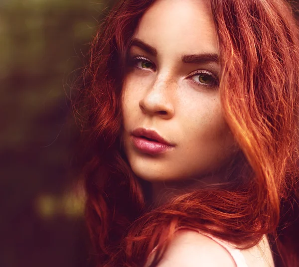 Mujer joven con el pelo rojo —  Fotos de Stock