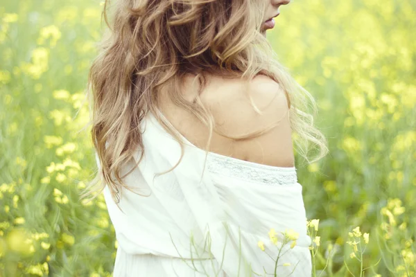 Blond girl in a field — Stock Photo, Image