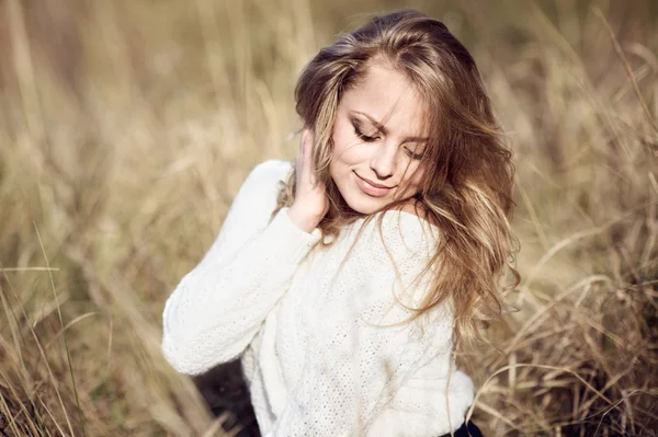 Fille dans un champ d'automne — Photo