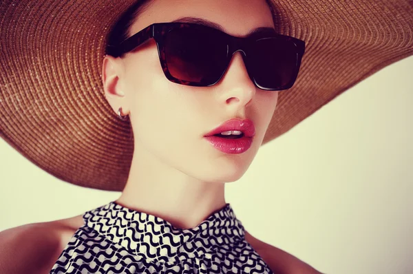 Mujer con un sombrero y gafas de sol — Stok fotoğraf