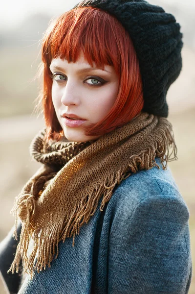 Hermosa joven con el pelo rojo — Foto de Stock