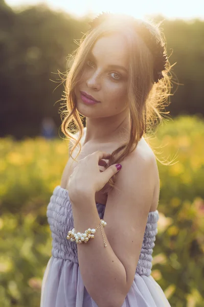 Young girl in field — Stock Photo, Image