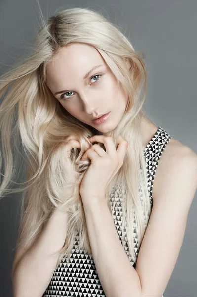 Girl with  healthy long hair — Stock Photo, Image