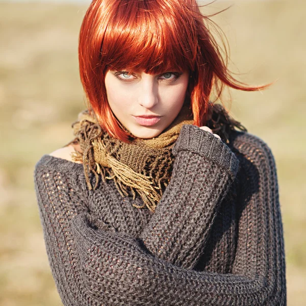 Chica con el pelo rojo usando un jersey caliente — Foto de Stock