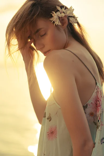 Rossa donna con fiori in capelli — Foto Stock