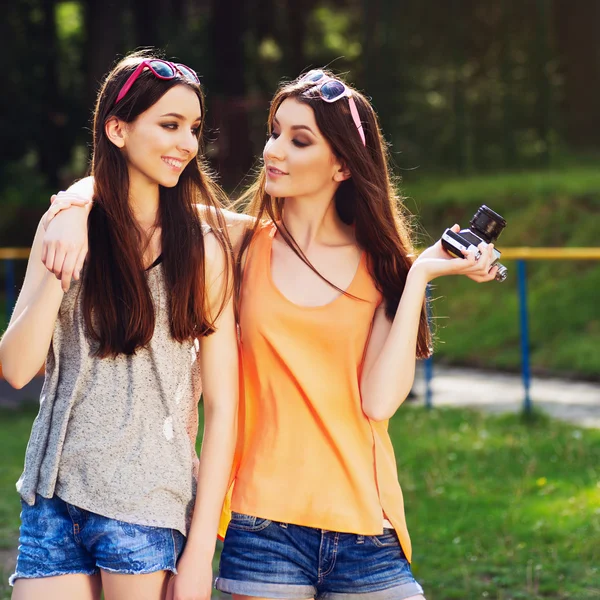 Jeunes filles posant avec une vieille caméra — Photo