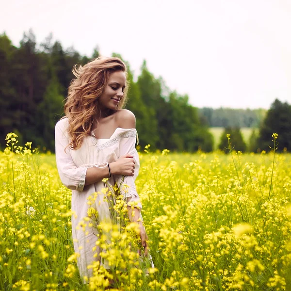 Blond girl in a field — Stock Photo, Image