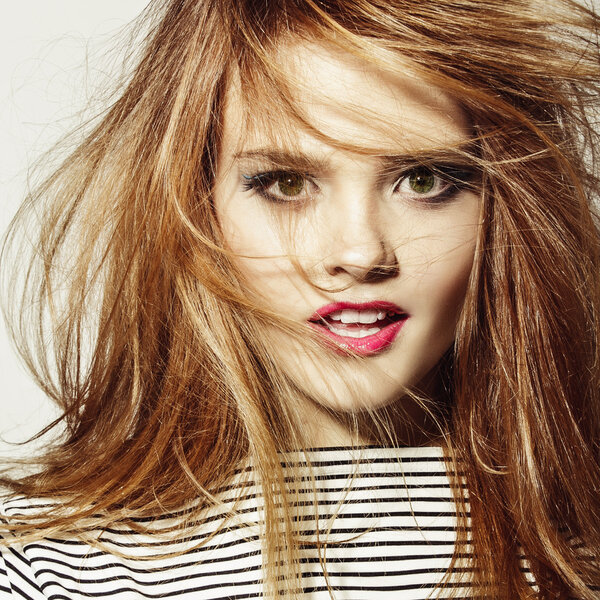 Молодая стильная девушка в раздетой рубашке
