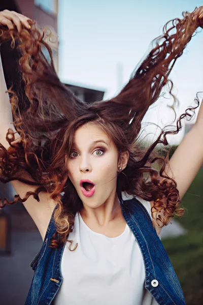 Menina bonita com cabelo encaracolado — Fotografia de Stock