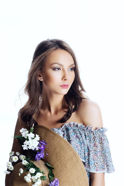 Fiatal lány, kalap és virágokkal — Stock Fotó
