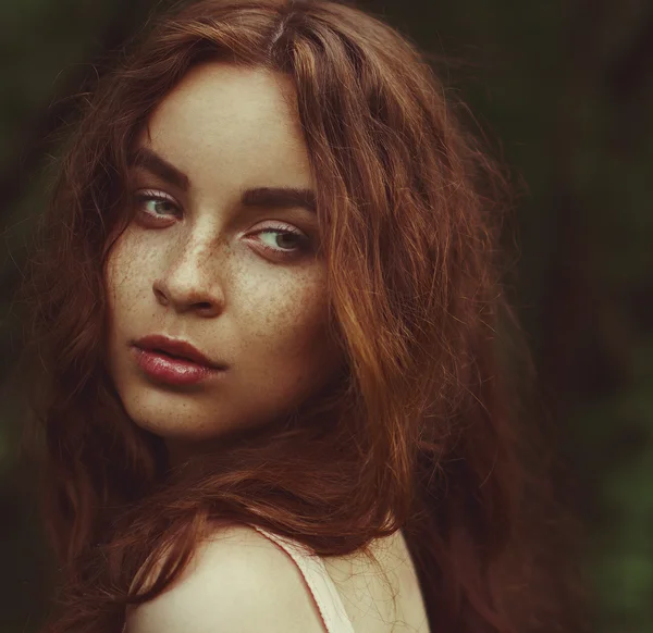 Młoda kobieta z rudymi włosami — Zdjęcie stockowe