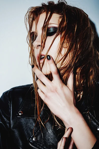 Menina roqueiro com cabelo molhado — Fotografia de Stock