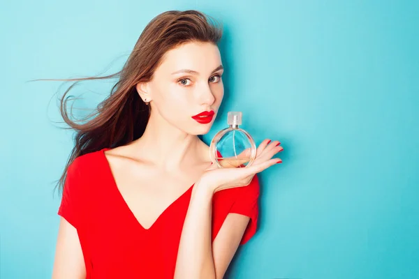 Brunette woman   with a bottle of perfume — Stock Photo, Image