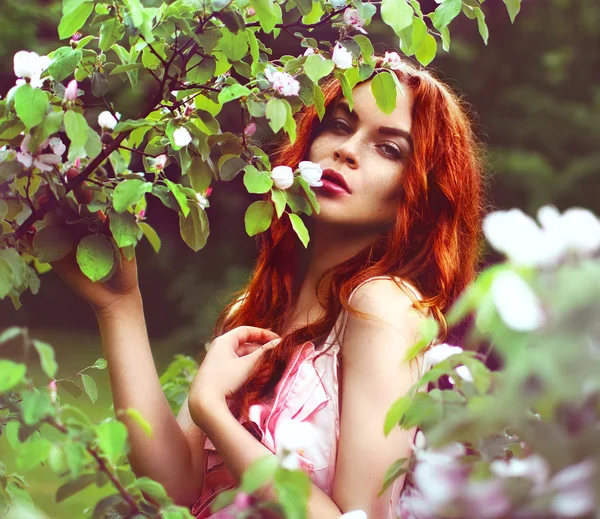 Ung kvinna i trädgården — Stockfoto
