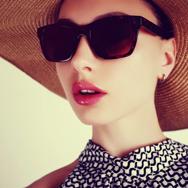 Mujer con sombrero y gafas de sol —  Fotos de Stock