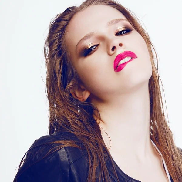 Chica con maquillaje brillante en un estilo rock — Foto de Stock