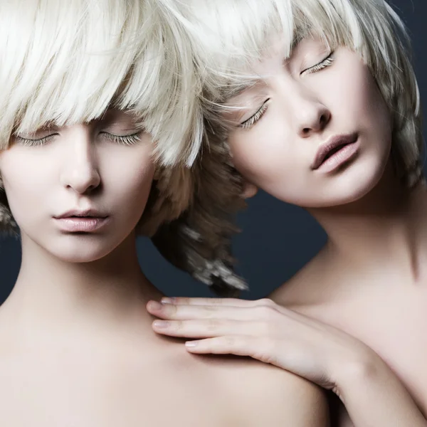 Chicas con maquillaje de moda y pelucas blancas — Foto de Stock