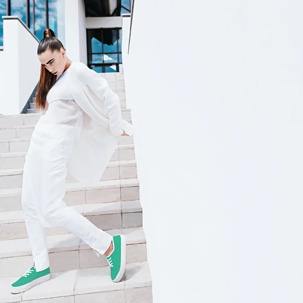 Vacker flicka i gröna sneakers — Stockfoto